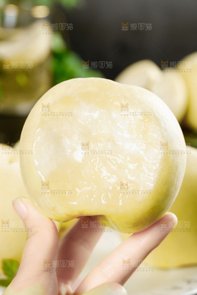 手上拿着一个咬过的桃子