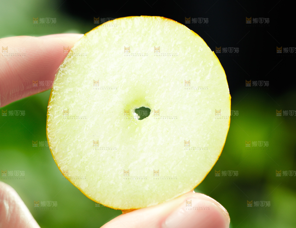 手上拿着脆枣