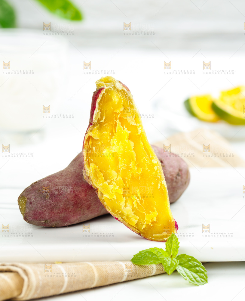 白石板上的山东板栗蜜薯