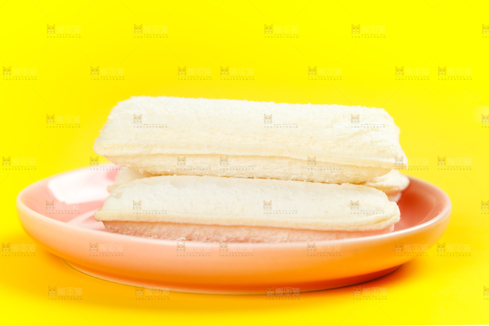 黄底上放着一盘小口袋面包