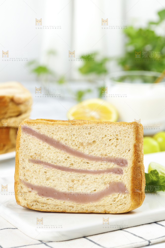 白石板上的粗粮双料吐司