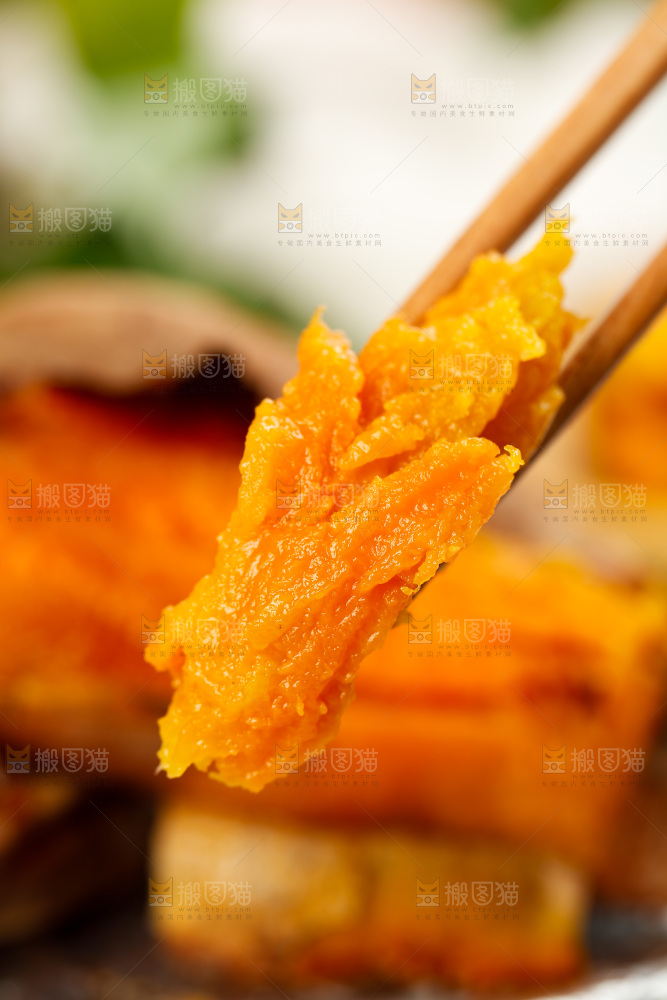 筷子上夹着六鳌蜜薯