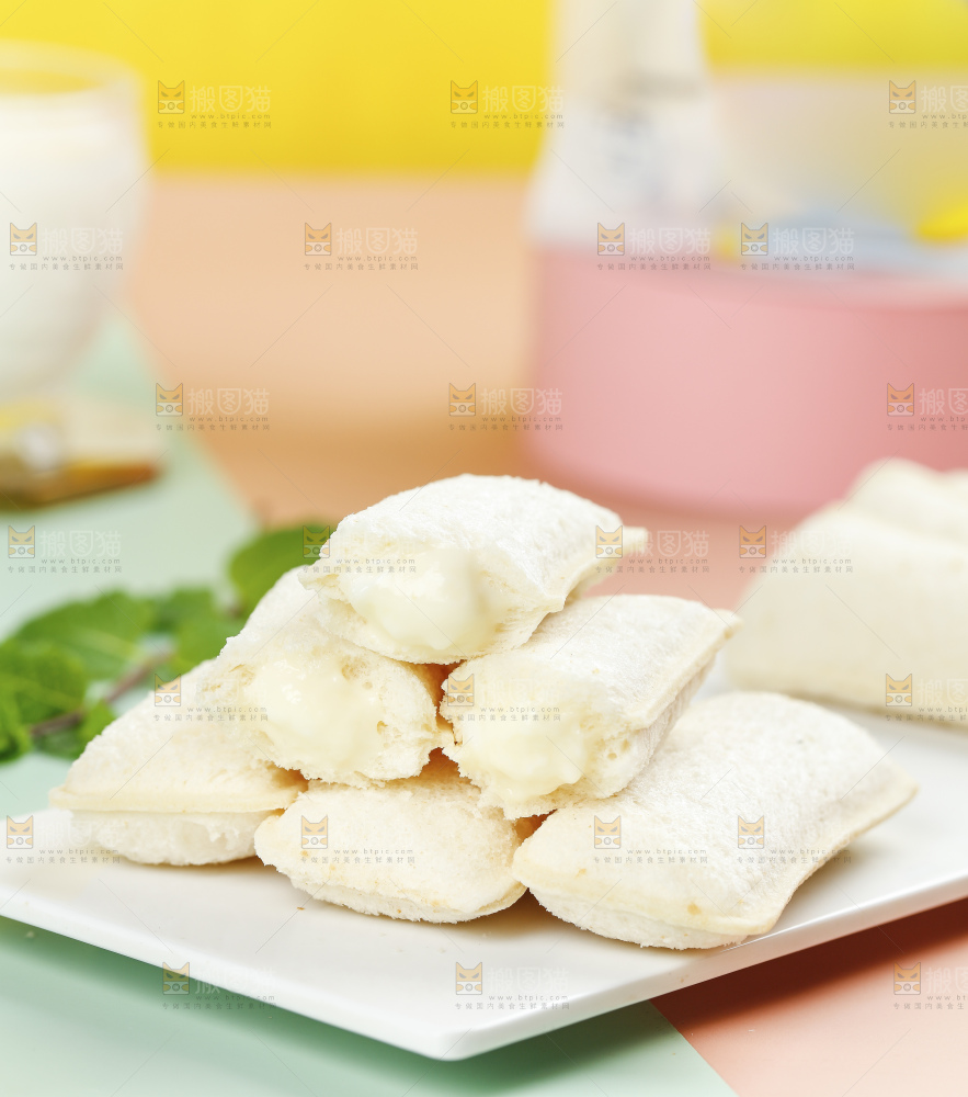 彩底上放着一盘乳酸菌面包