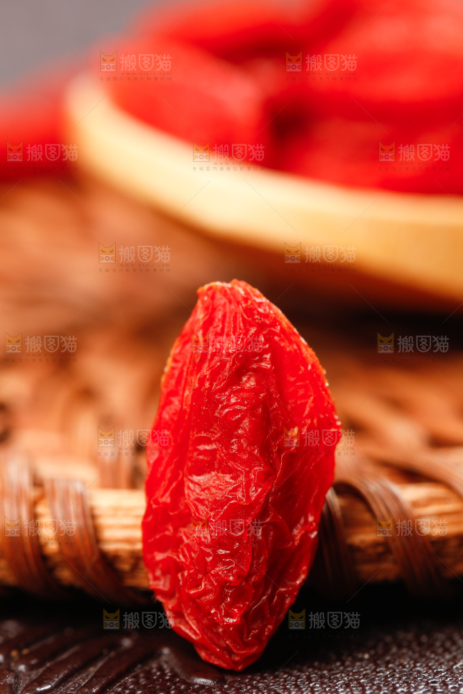 垫子上放着红枸杞