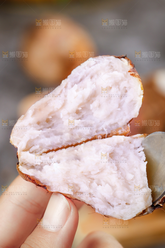 手上拿着小芋头