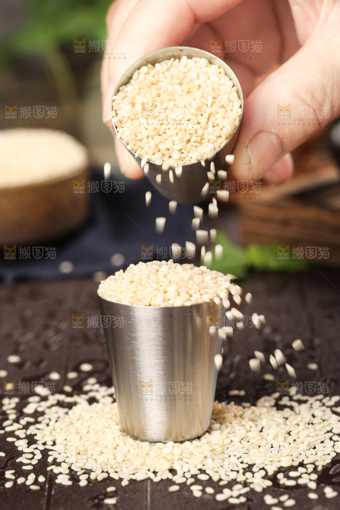 深底上桶里装着芝麻