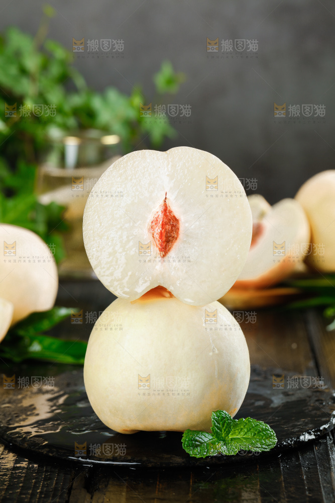 黑底上的白桃