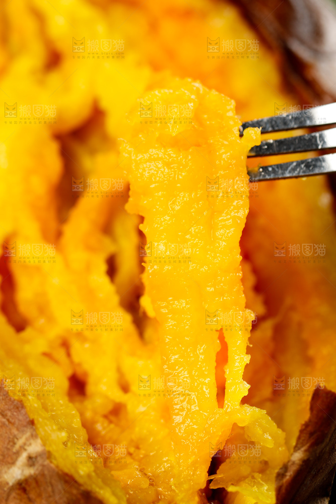 叉子上插着蜜薯