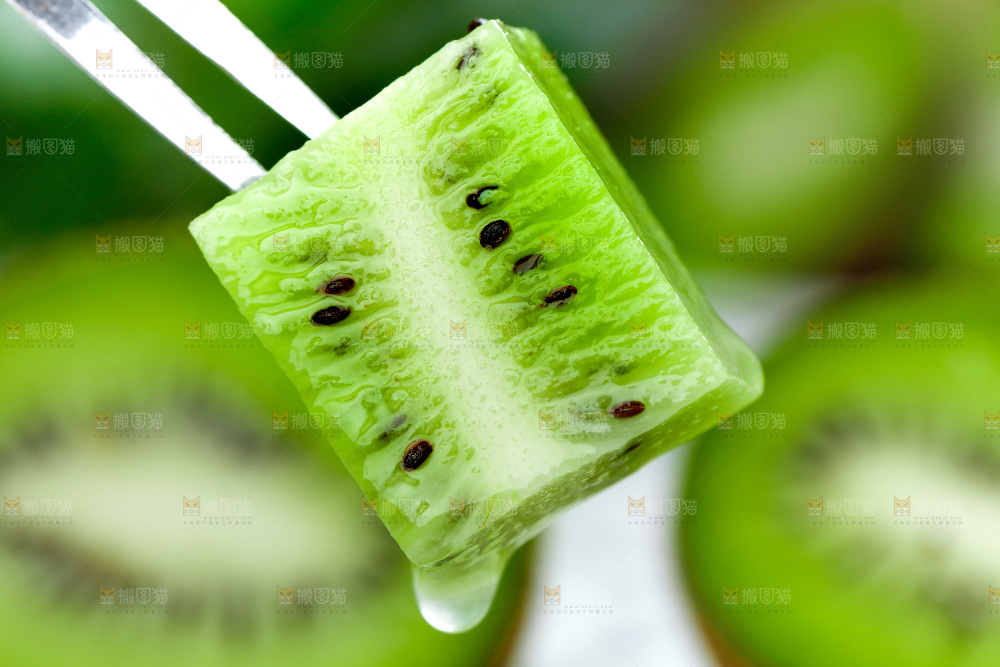 叉子上插着绿心奇异果