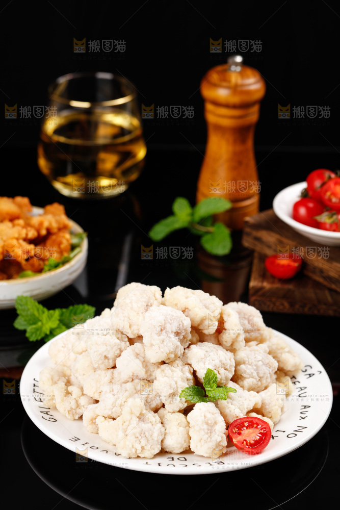 黑底上放着一盘盐酥鸡