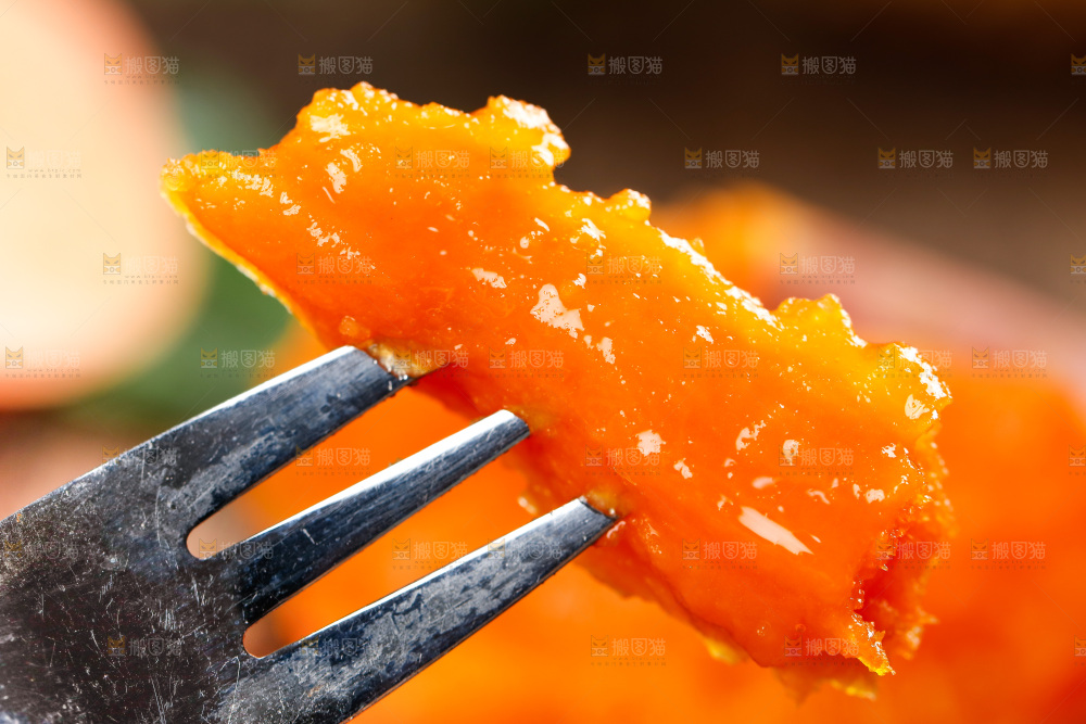 叉子上插着糖心蜜薯