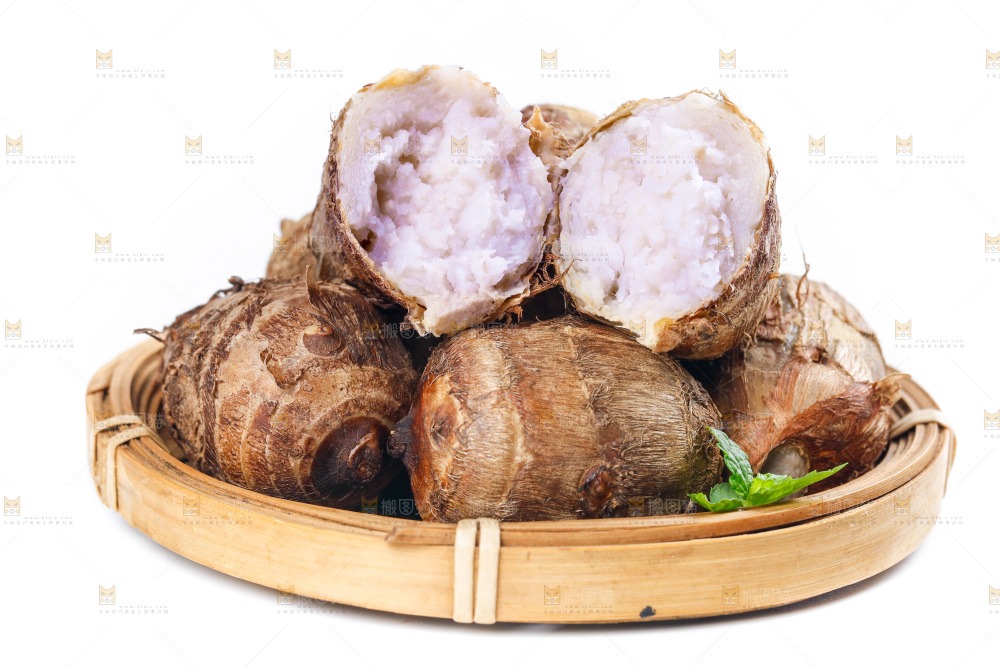 白底上篮子里的牛奶小芋头