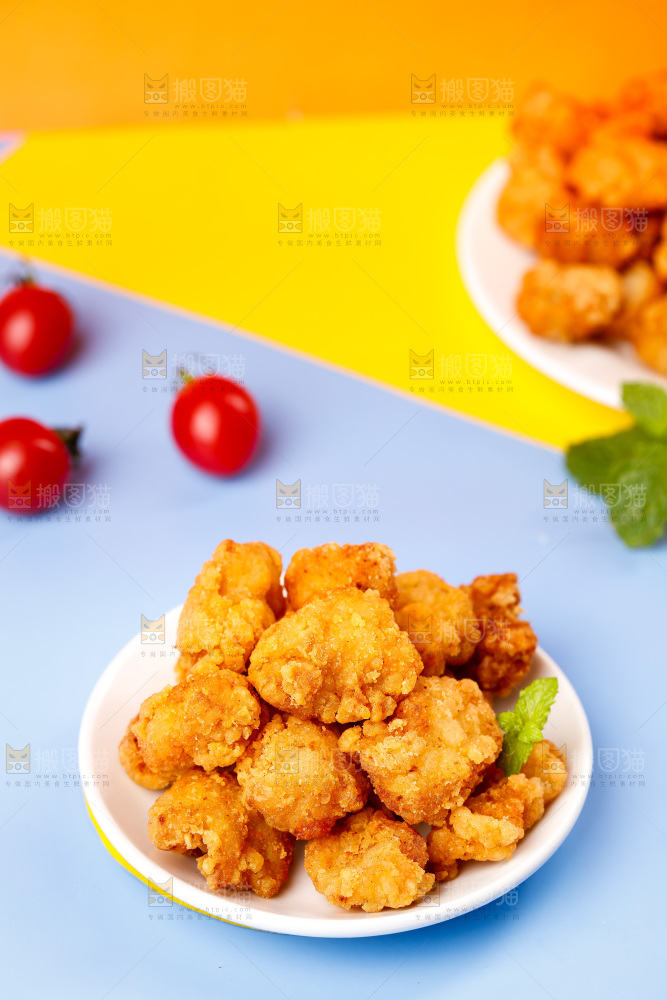 紫色底上放着一盘盐酥鸡米花