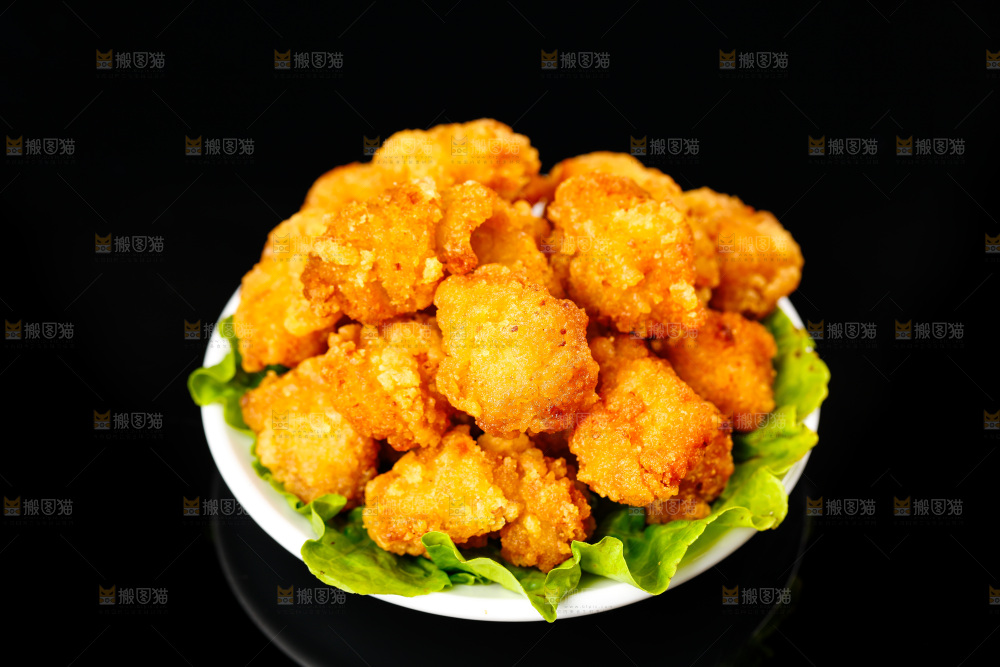 黑底上放着一盘香酥鸡米花