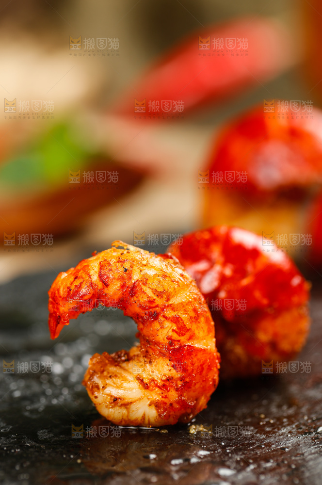 黑底上放着熟食的虾球