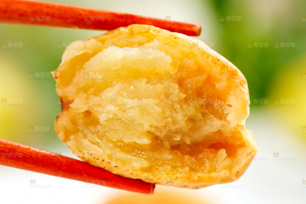筷子上夹着蒸枣
