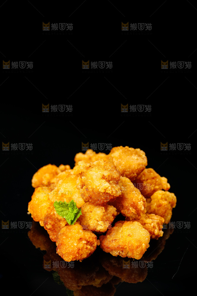 黑底上的劲爆鸡米花