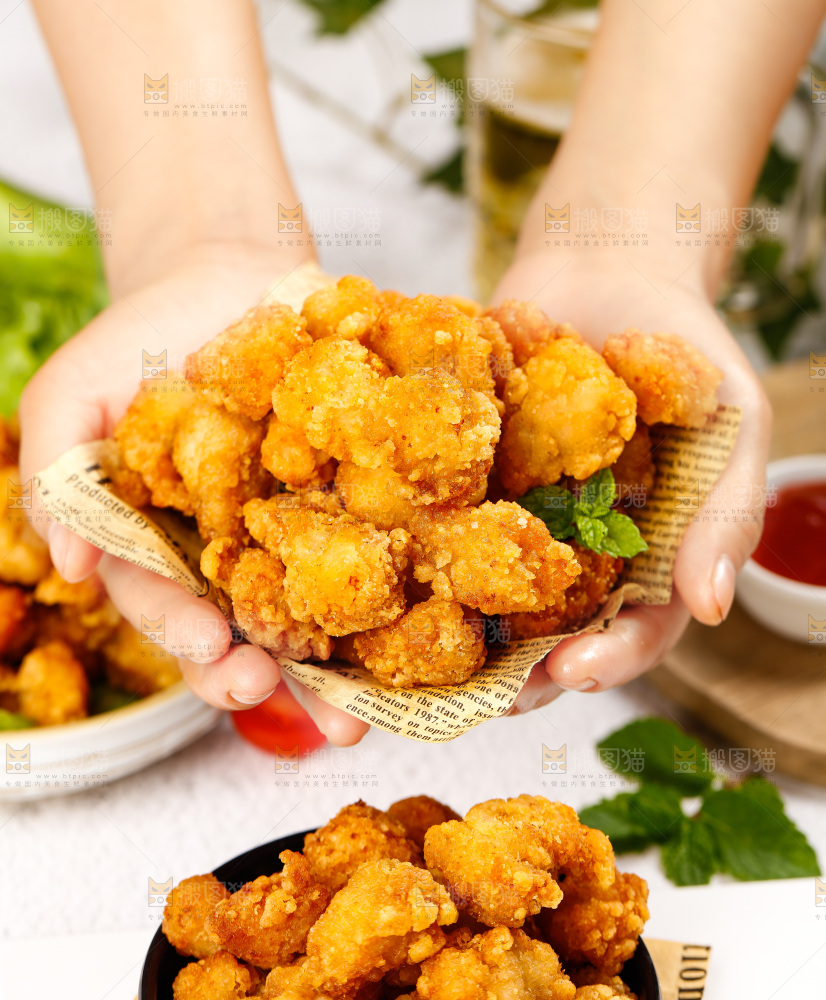 手上捧着油炸盐酥鸡