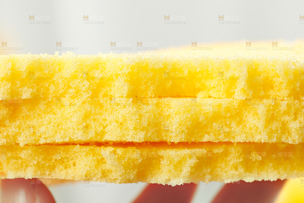 手上拿着薄切面包