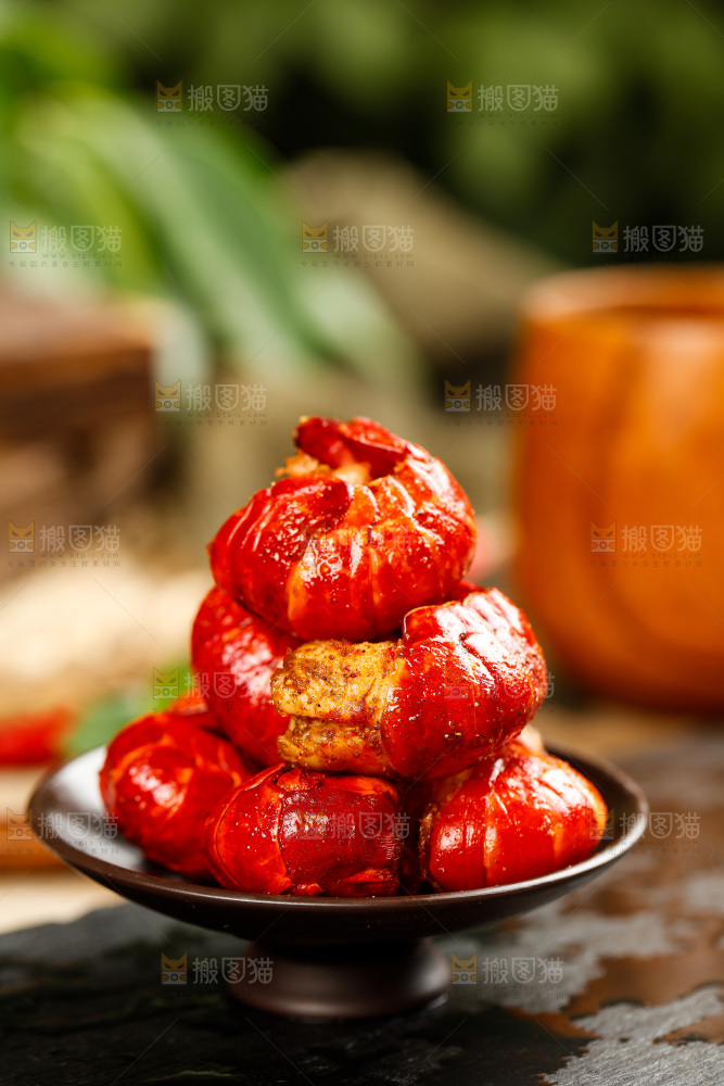 黑底上放着一盘麻辣虾球