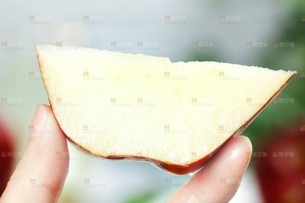 手上拿着一块地厘蛇果