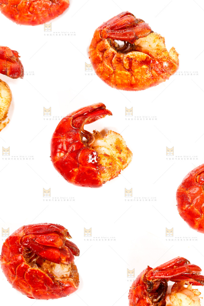 白底上摆放着龙虾虾球