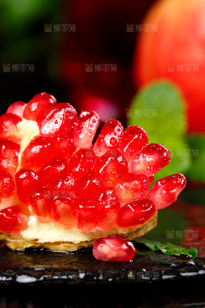 黑底上的石榴籽