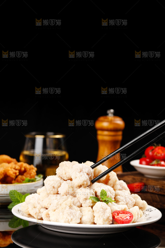 黑底上放着一盘盐酥鸡