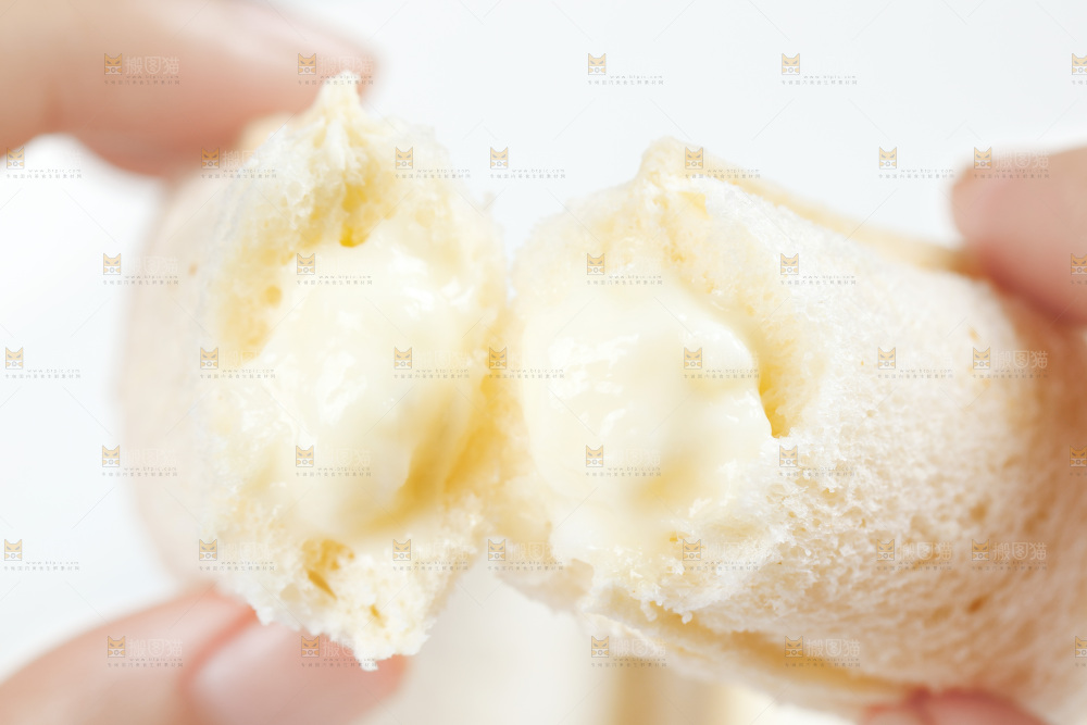 手上拿着乳酸菌小口袋面包