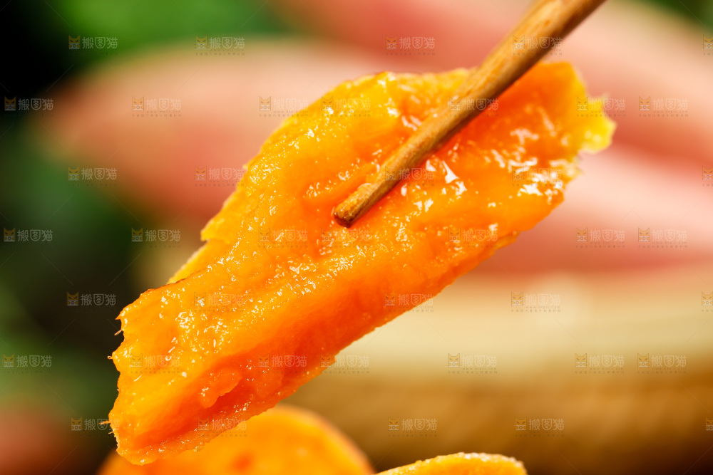 筷子上夹着蜜薯