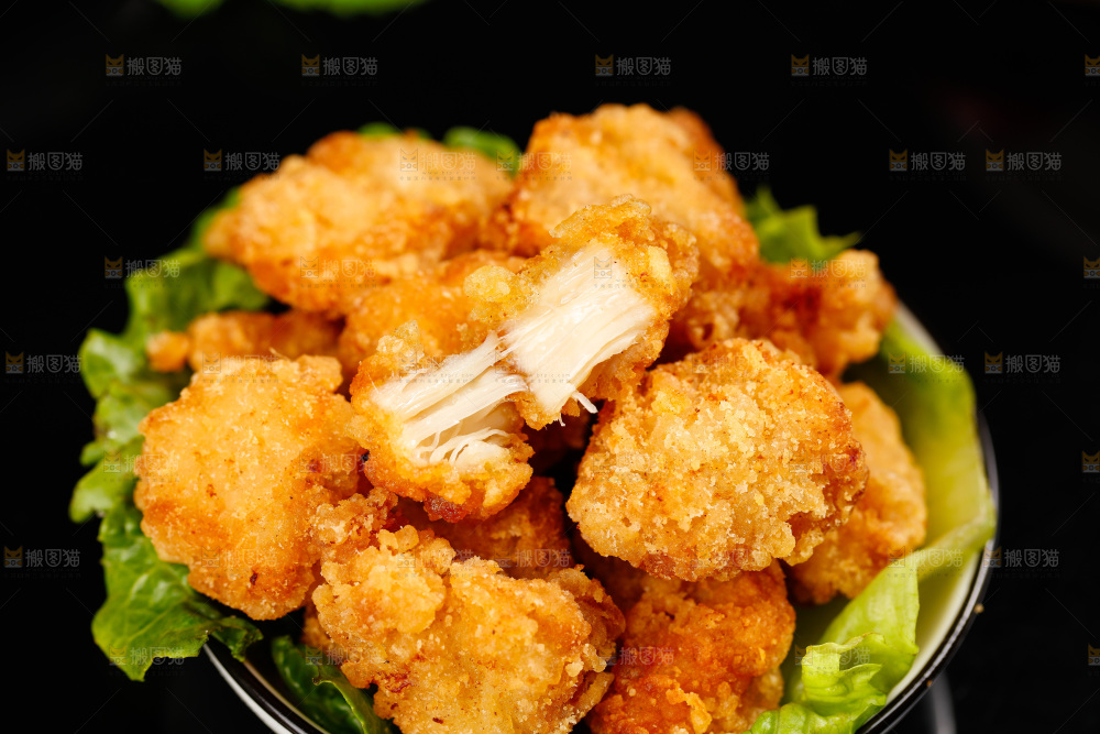 黑底上放着一盘油炸鸡米花