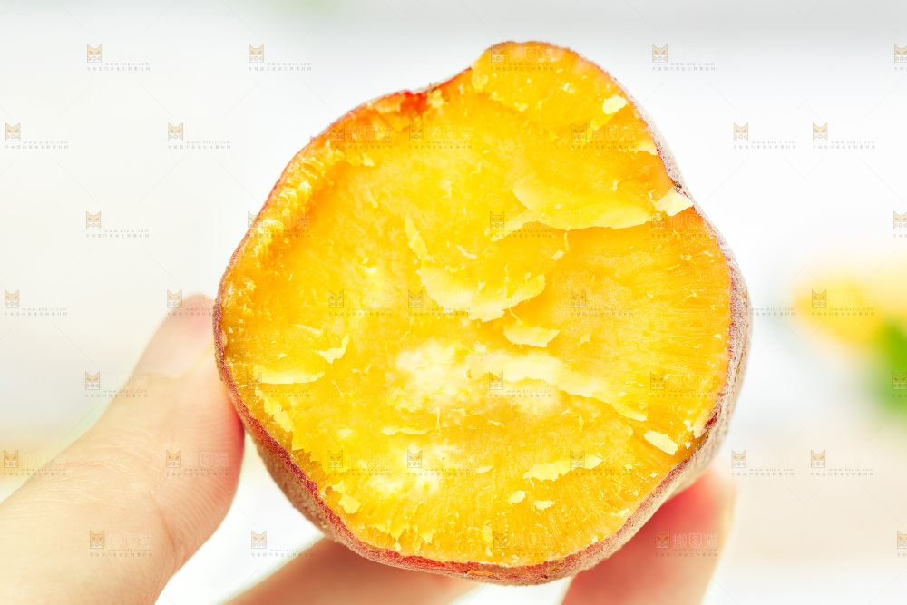 手上拿着黄心蜜薯