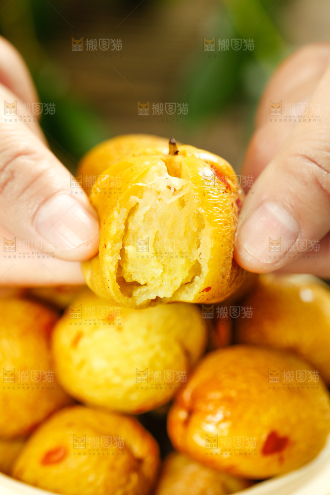 手上拿着枣子