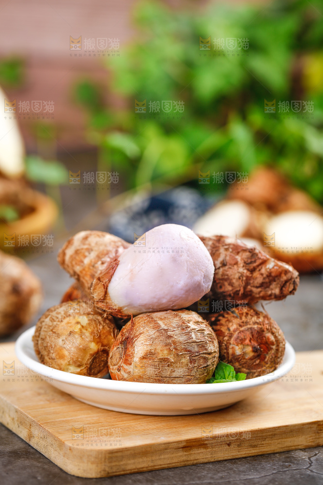 木板上放着一盘小芋头