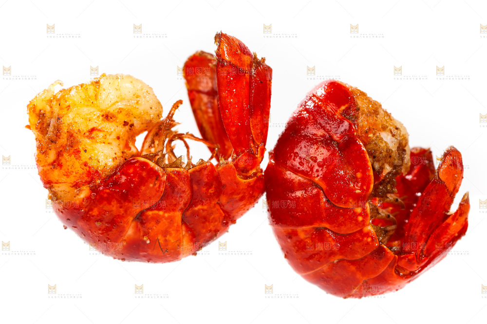 白底上放着熟食的虾尾