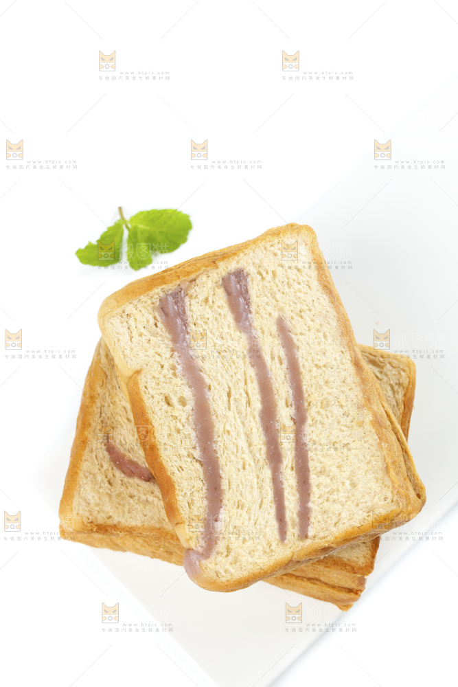 白石板上的粗粮双料吐司