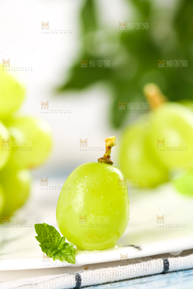 石盘里的无籽青提