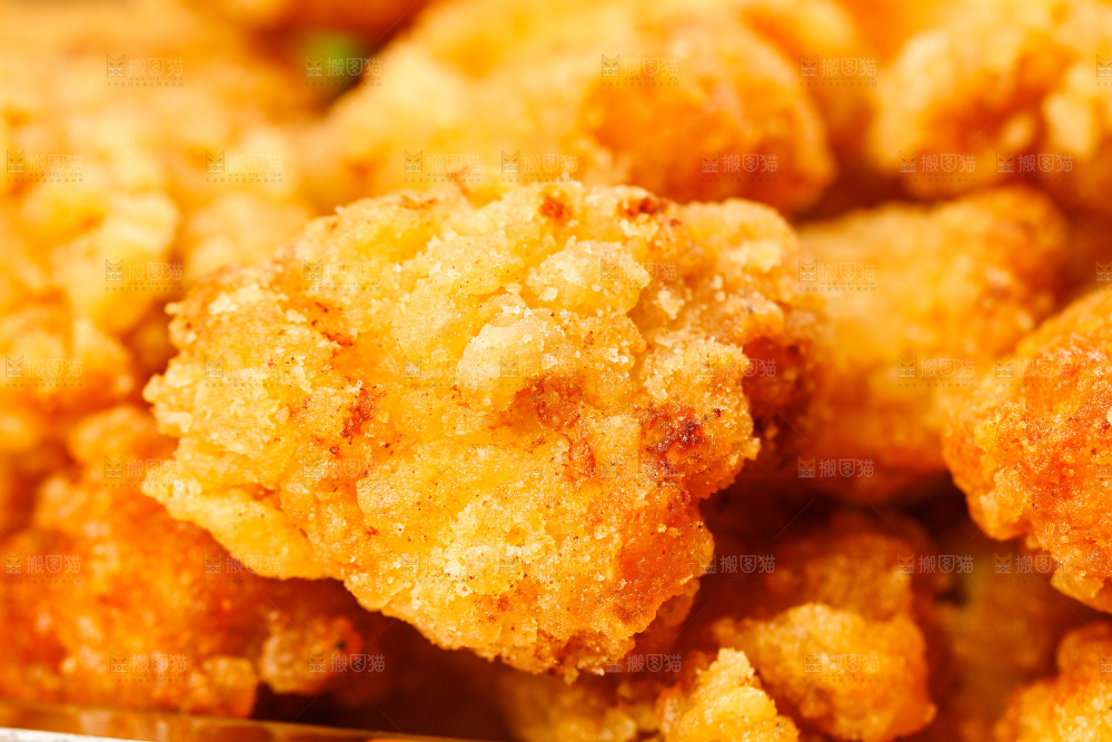 盘子里放着黄金鸡米花