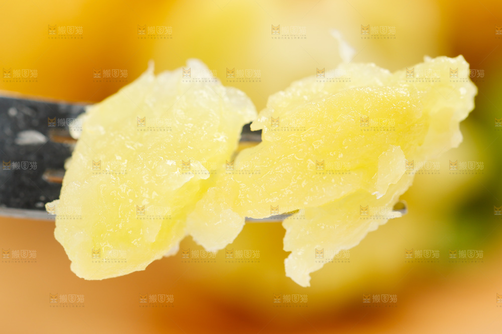叉子上插着蒸熟的冬枣