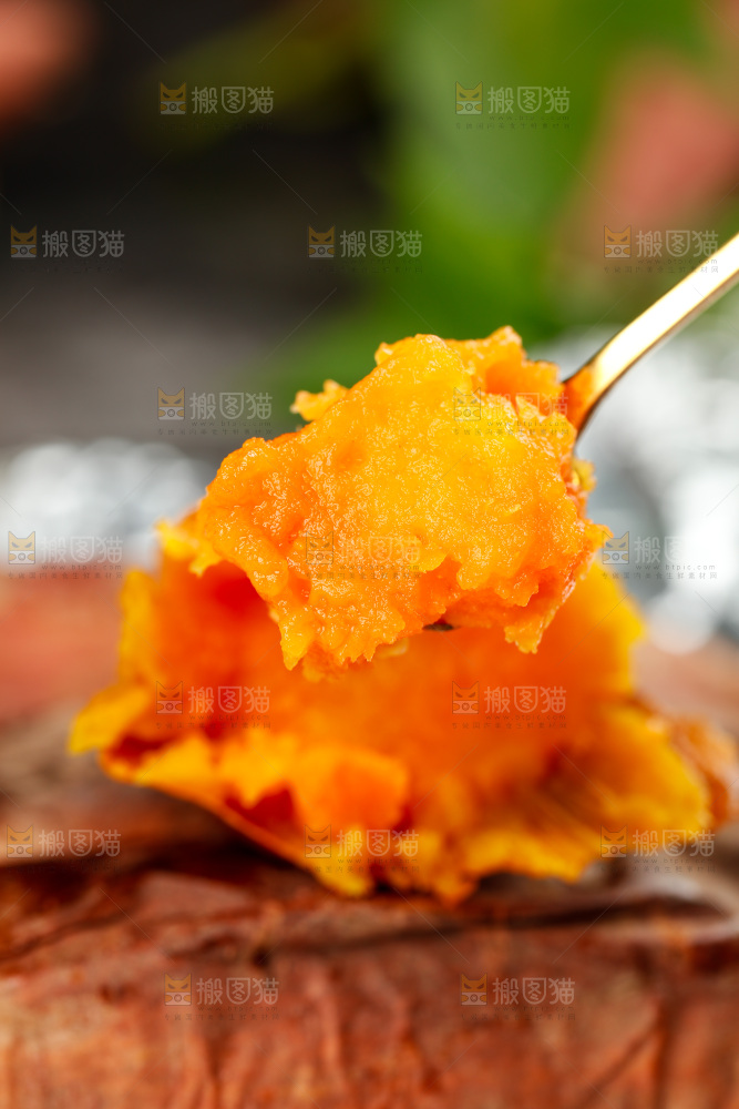勺子上挖着蜜薯