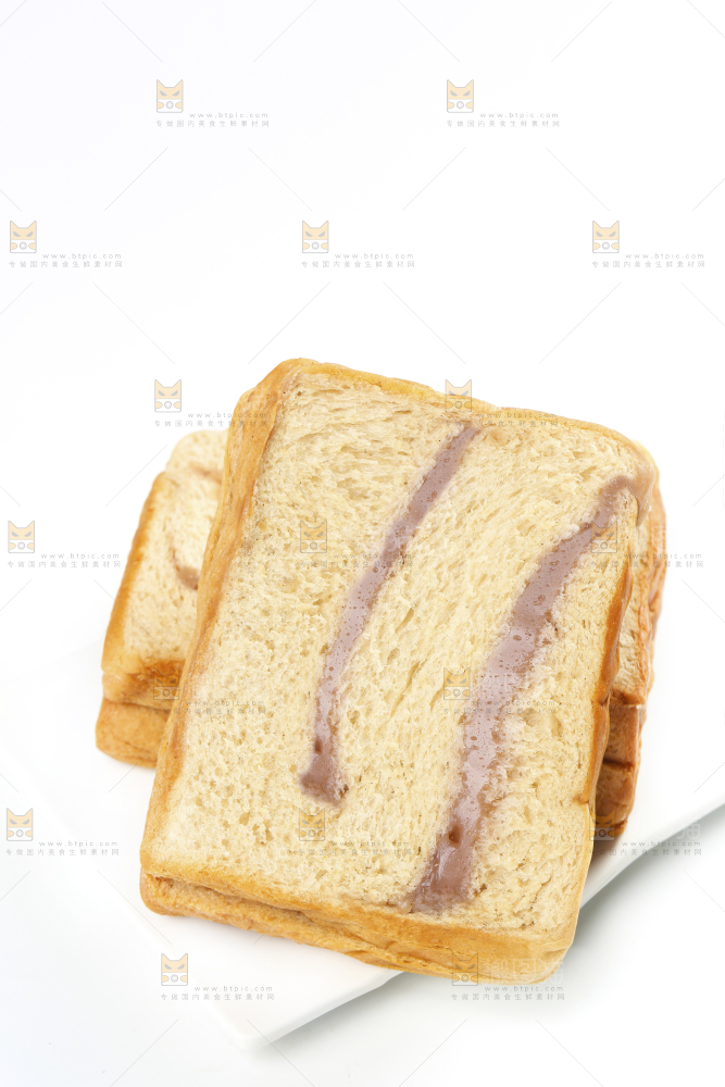 白石板上的粗粮双料吐司