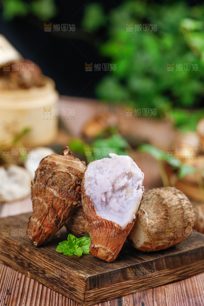 木板上的云南牛奶小芋头