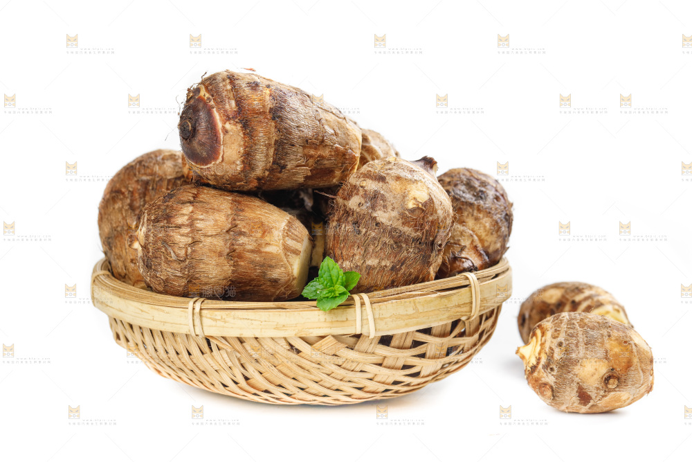 白底上篮子里的牛奶小芋头