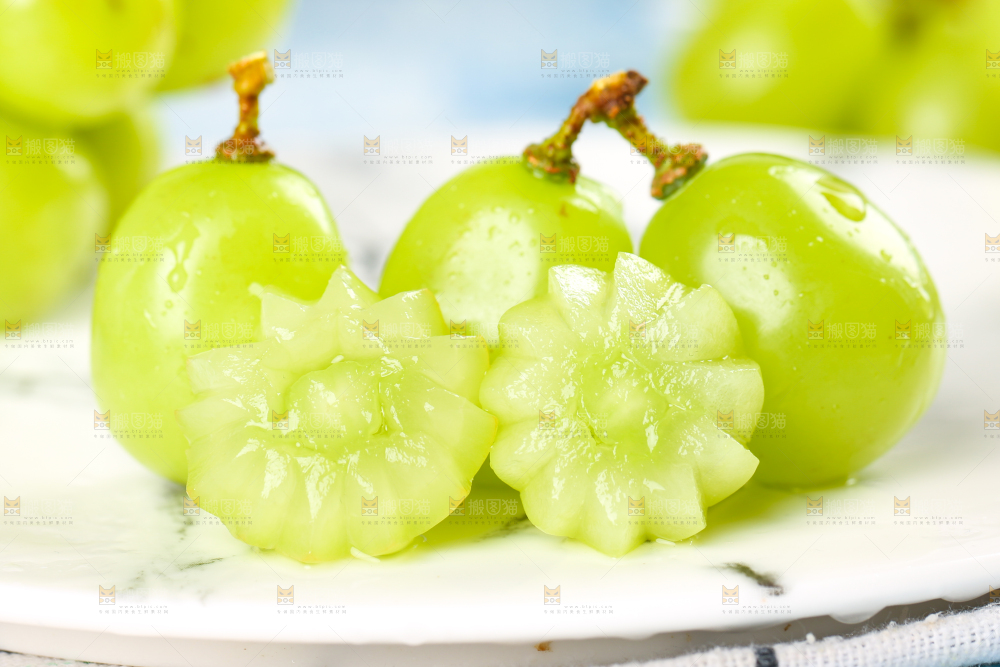 盘子里的阳光玫瑰青提