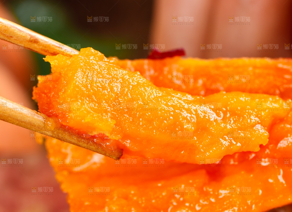 筷子上夹着熟的红薯