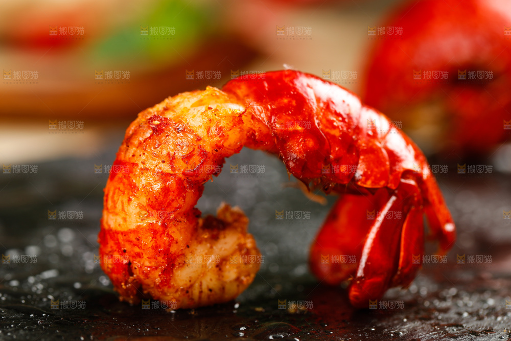 黑底上即食的虾尾