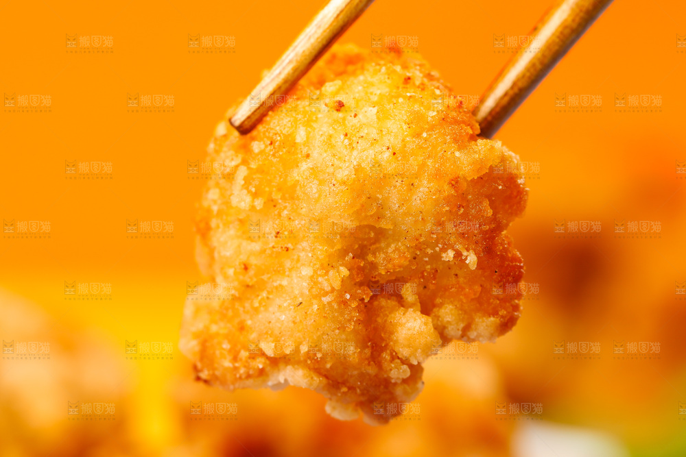 筷子上夹着鸡米花