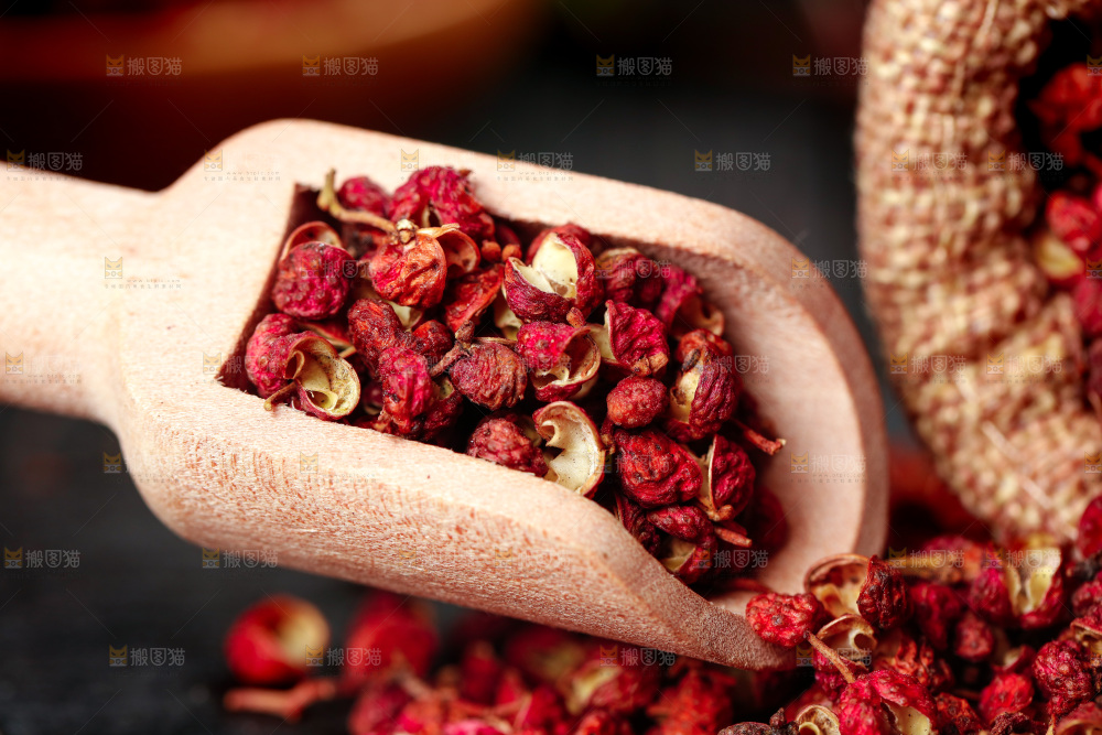 黑底上勺子里的花椒
