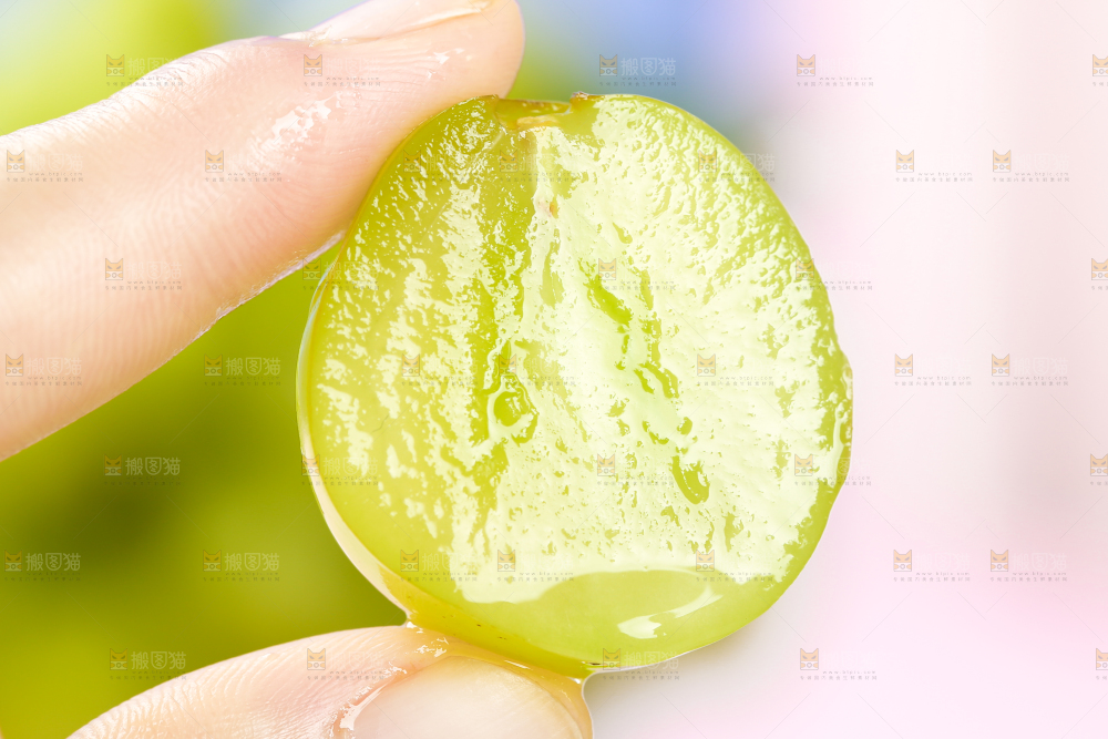 手上拿着无籽青提