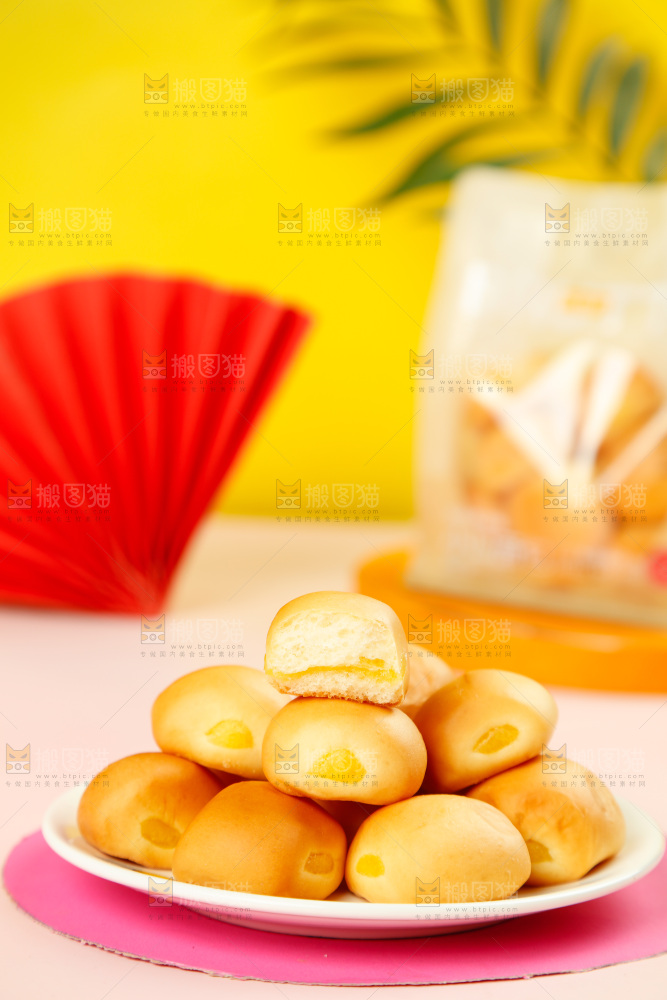 彩底上放着一盘口袋小面包